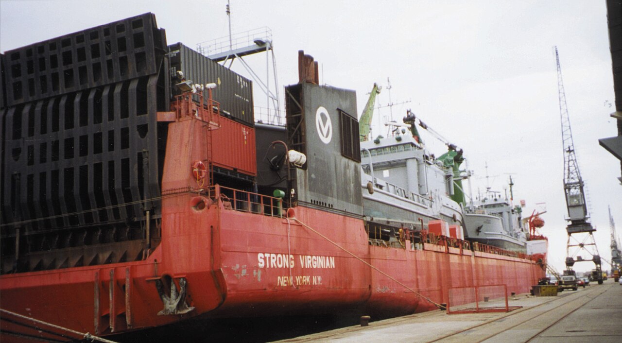 Navire cargo en opérations de manutention conteneurs — PAD
