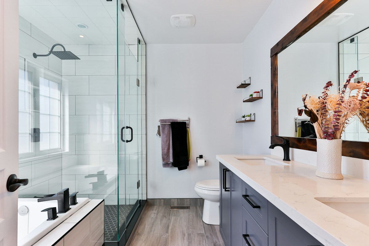 Salle d'eau moderne carrelée avec douche à l'italienne & robinetterie encastrée