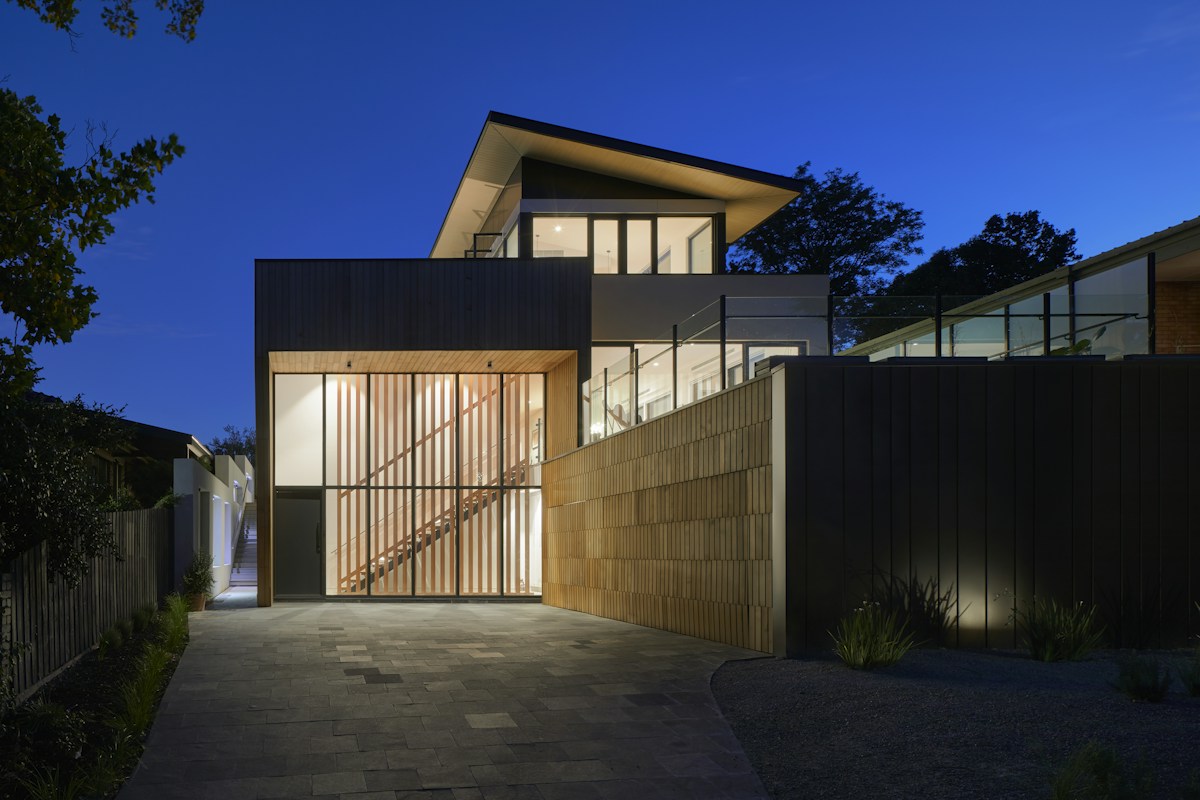Salon contemporain avec carrelage haute brillance naturelle — Saly Portudal