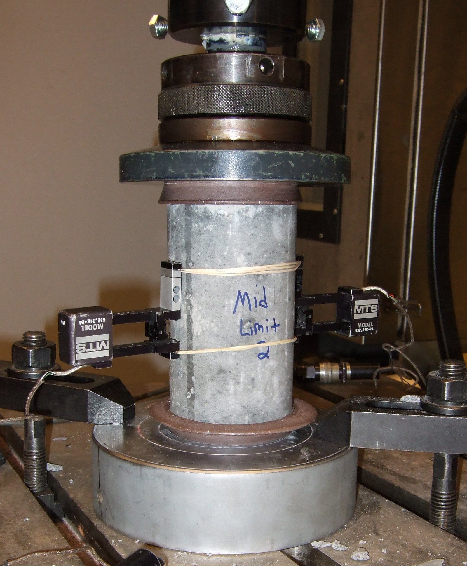 Écrasement d'éprouvettes béton 16×32 sous presse asservie 3 000 kN
