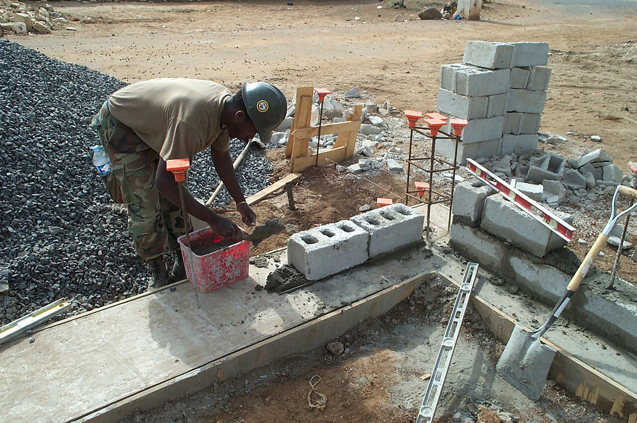 Éléments préfabriqués en béton : agglos creux 10×20×40 (300 F), hourdis, bordures normalisées