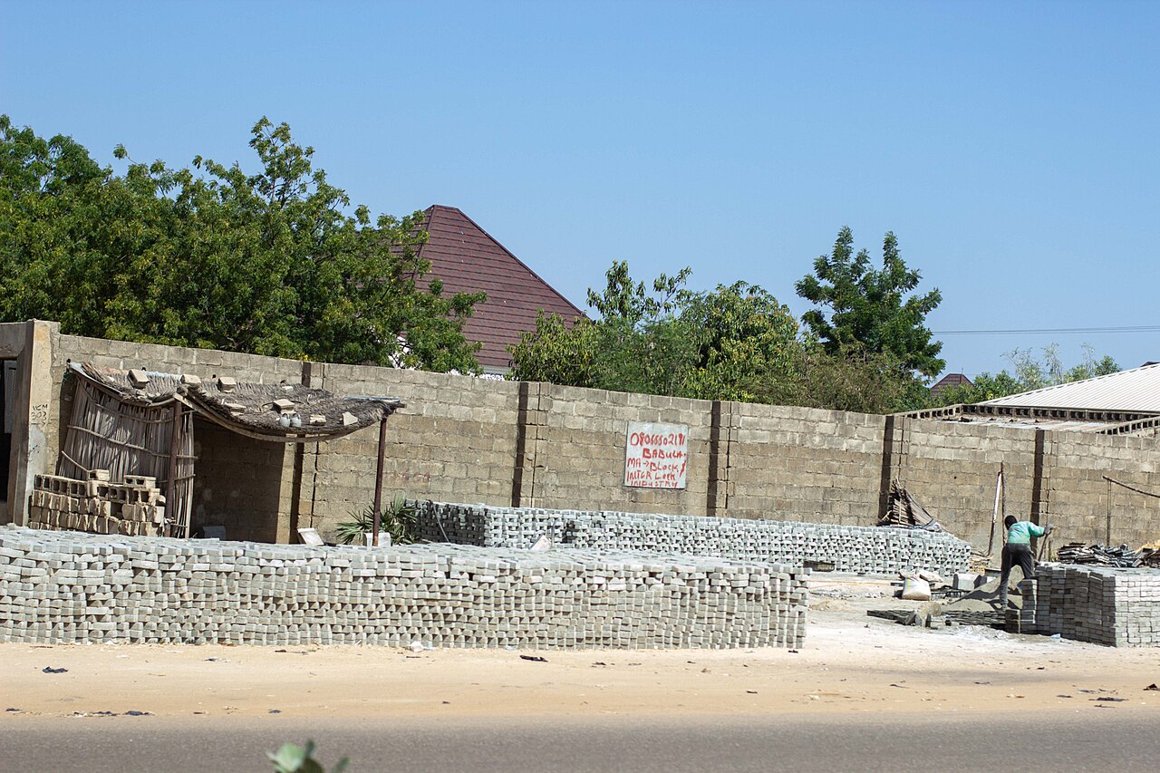 Production d'agglos creux 10×20×40 (300 F), hourdis et bordures normalisées