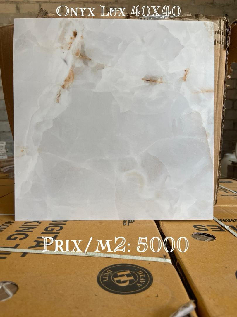 Carreaux — échantillon showroom P2M Mbao