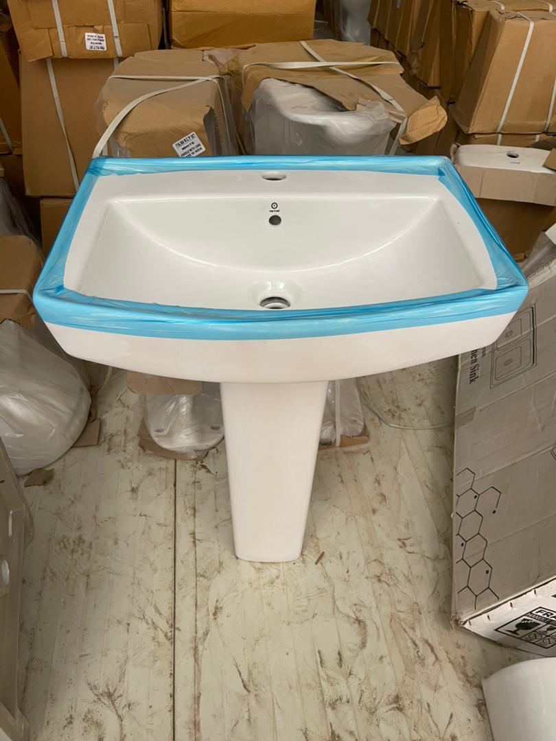 Lavabo céramique blanc sur colonne design — showroom Mbao