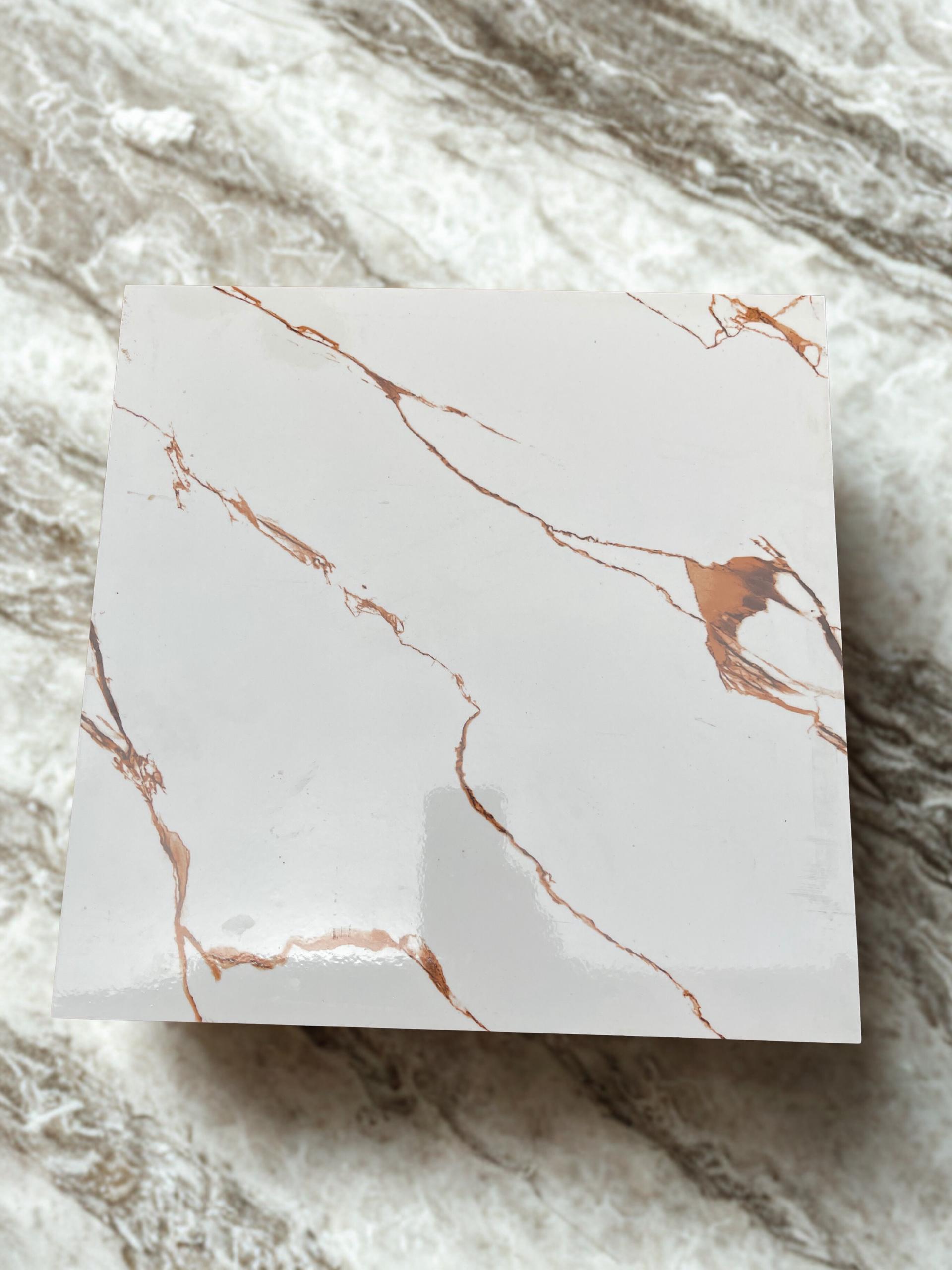 Dalle effet marbre Calacatta Gold blanc veiné or