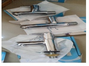 Robinetterie chromée — mitigeurs & colonnes de douche